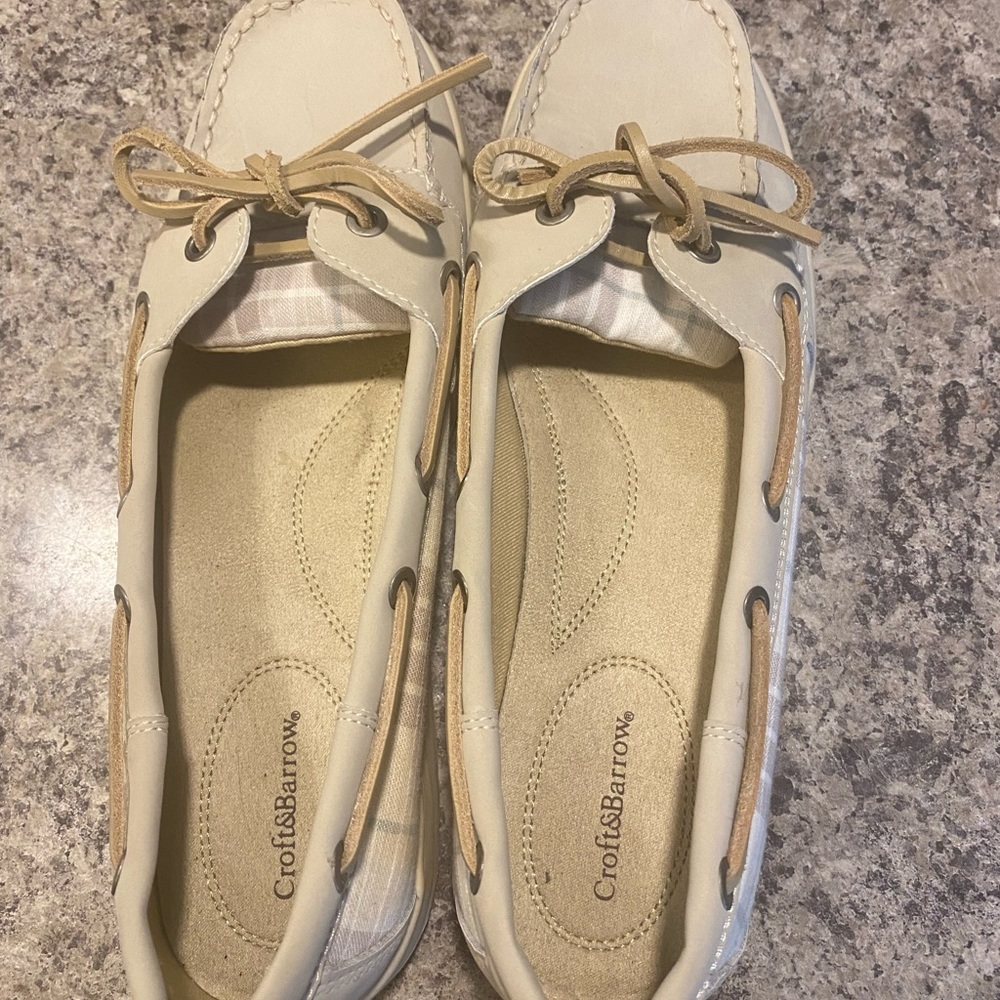 Croft&Barrow womens size 10 cream leather loafers